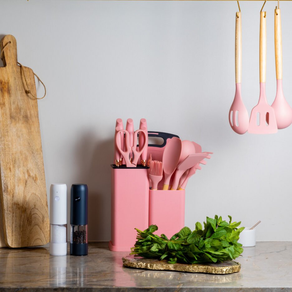 Roze 19-delige keukenset en messenset gepresenteerd in een luxe keuken. Aesthetic